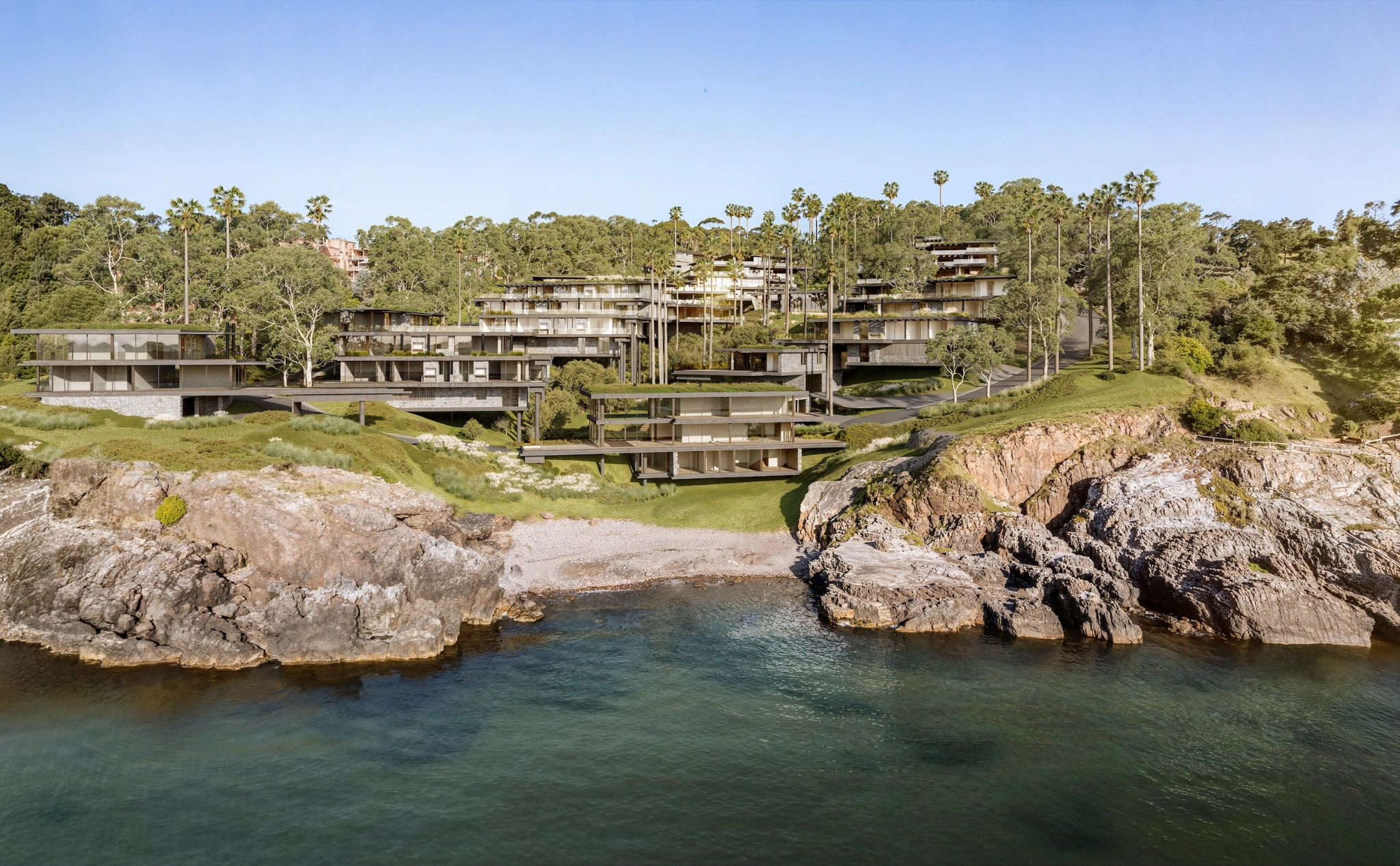Vista frontal de Bera Bay desde el mar, con el conjunto de residencias sobre la costa